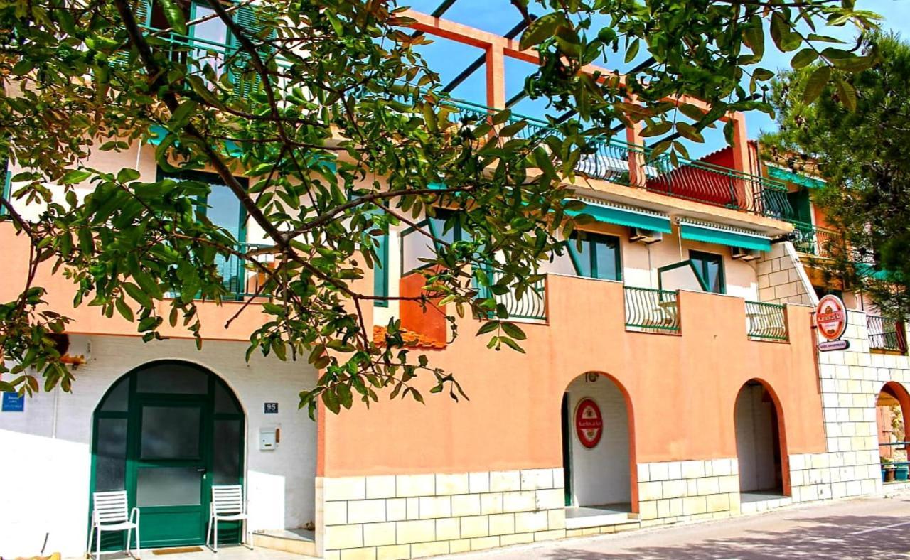 Apartments Gabriela Дрвеник Екстер'єр фото