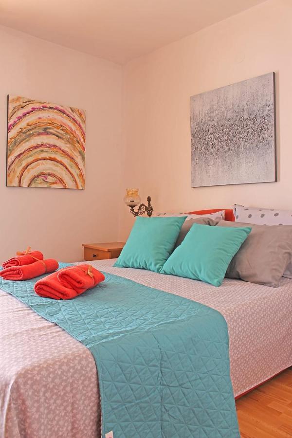 Apartments Gabriela Дрвеник Екстер'єр фото