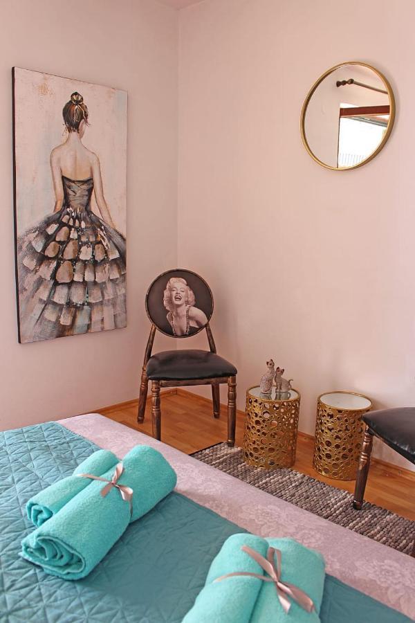 Apartments Gabriela Дрвеник Екстер'єр фото