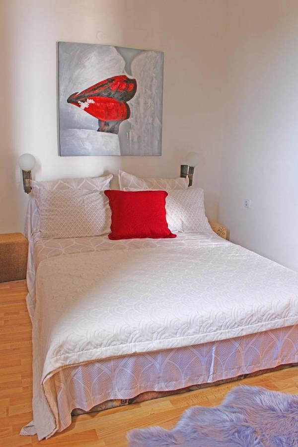Apartments Gabriela Дрвеник Екстер'єр фото